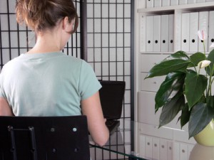Bueroarbeit, Frau mit Laptop