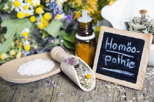 Bei einem unkomplizierten Krankheitsverlauf können homöopathische Mittel die Symptome einer Zystitis lindern. Länger anhaltende Beschwerden und Schmerzen sollten hingegen immer ärztlich abgeklärt werden. (Bild: Sonja Birkelbach/fotolia.com)