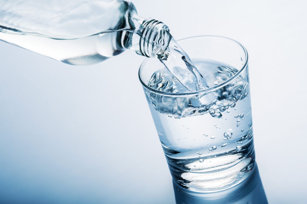 Viel trinken ist wichtig, um die strapazierte Haut von innen mit ausreichend Flüssigkeit zu versorgen. (Bild: winston/fotolia.com)