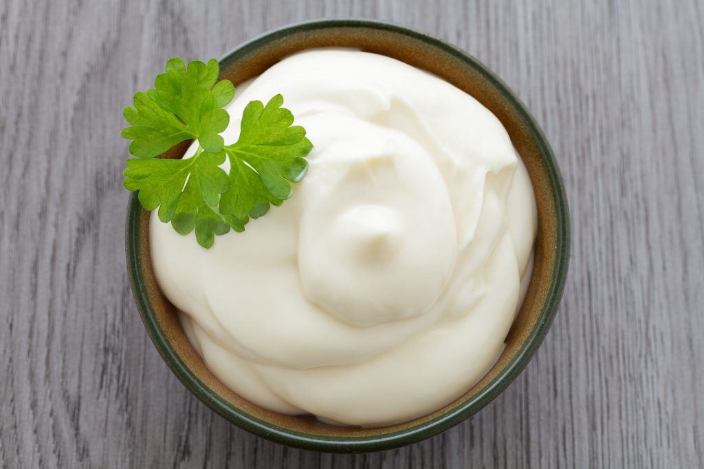 Mayonnaise ist ein bewährtes Hausmittel gegen trockenes Haar. (Bild: Quade/fotolia.com)