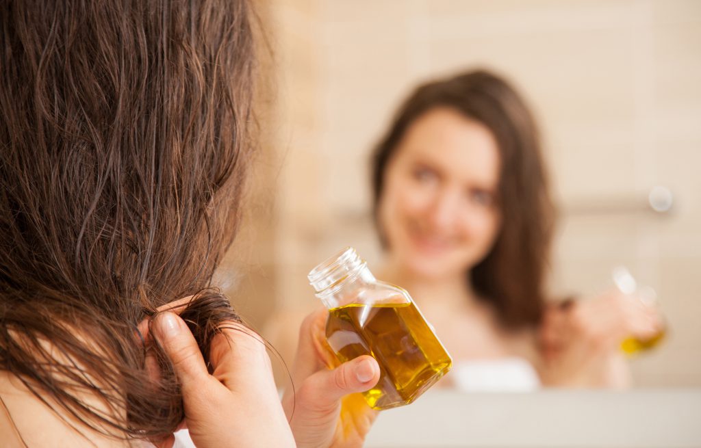Ölkuren versorgen das strapazierte Haar mit Feuchtigkeit, bringen Geschmeidigkeit und Glanz zurück. (Bild: zest_marina/fotolia.com)