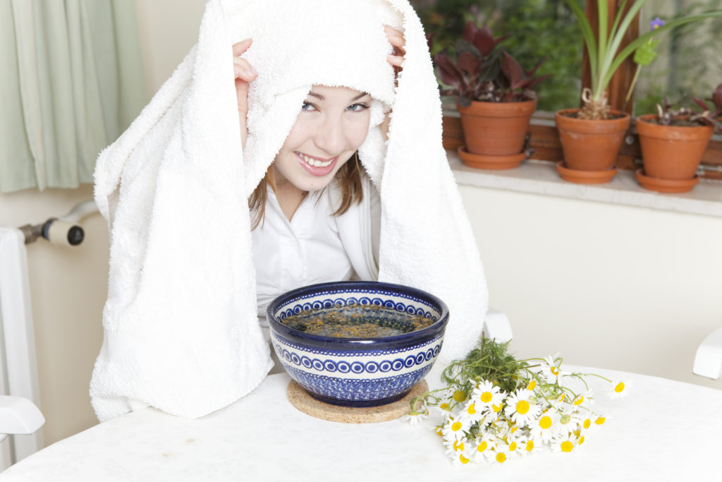 Durch ein Kamille-Dampfbad wird die Haut porentief gereinigt und auf sanfte Art beruhigt. (Bild: drubig-photo/fotolia.com)