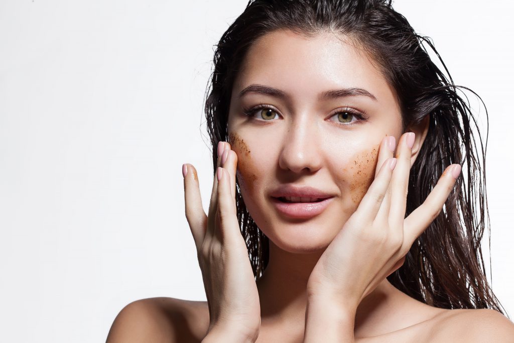 Ein sanftes Peeling hat viele positive Effekte auf die Haut und sollte daher regelmäßig zum Einsatz kommen. (Bild: deniskomarov/fotolia.com)