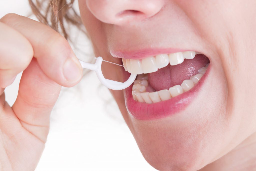 Eine sorgfältige Mundhygiene ist bei schlechtem Atem unerlässlich. Dazu gehört neben dem regelmäßigen Zähneputzen auch das Reinigen der Zahnzwischenräume und der Zunge. (Bild: Jeanette Dietl/fotolia.com)