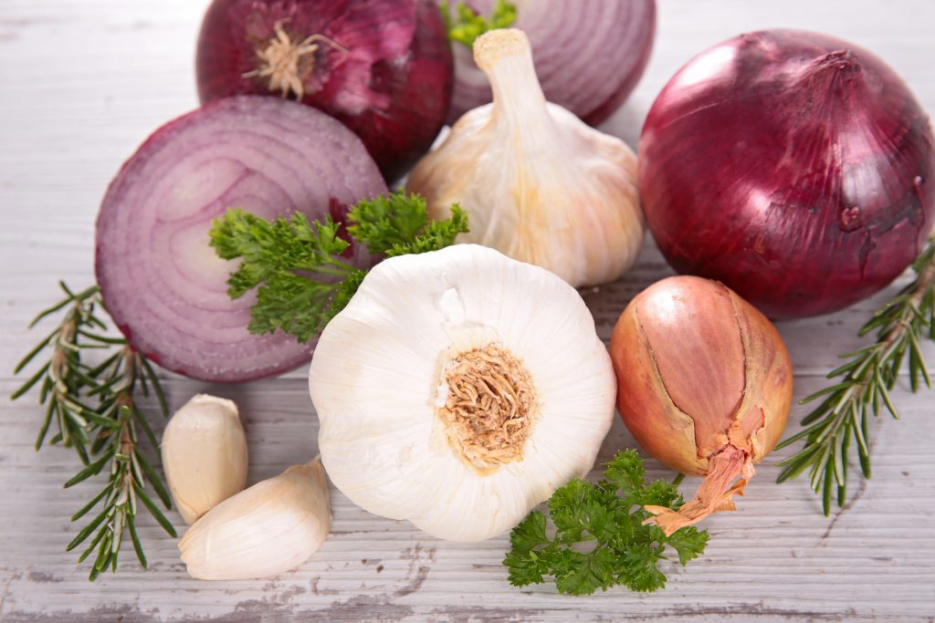 Oft sind starke Gewürze, Zwiebeln oder Knoblauch der Grund, warum wir schlecht aus dem Mund riechen. (Bild: M.studio/fotolia.com)