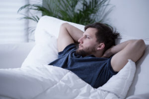 Immer mehr Menschen leiden unter Schlafstörungen. Eine Ursache sind zum Beispiel die Smartphones. Ständige Neuigkeiten halten die Menschen wach.
