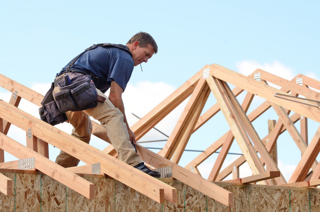 Gerade Menschen, die viel im Freien arbeiten, benötigen einen ausreichenden Sonnenschutz. (Bild: ftfoxfoto - fotolia)