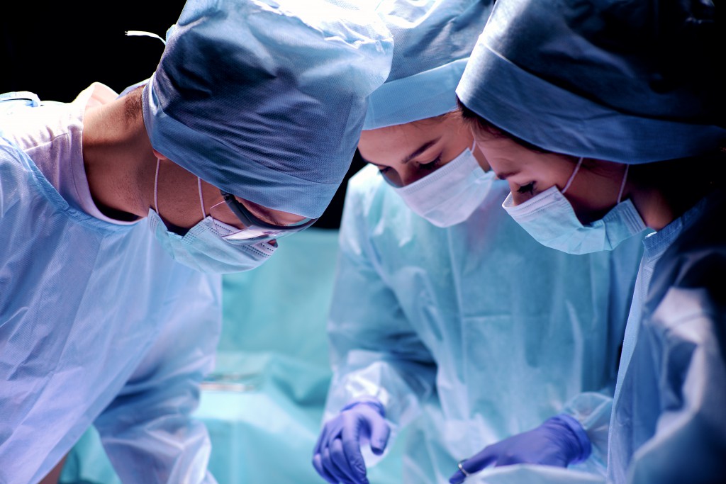 Ärztin lästerte über einen Patienten während einer Behandlung. Die Folge: Schadensersatz. Bild: lenets_tan - fotolia