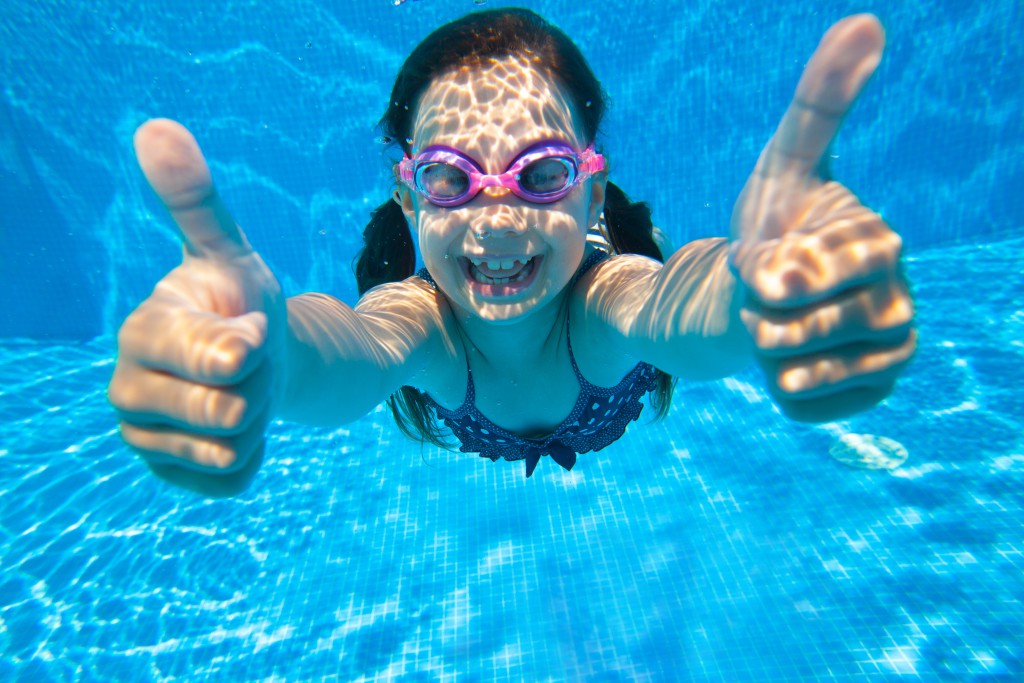 Nach dem Schwimmen raus aus den nassen Badesachen, sonst droht ggf. eine Blasenentzündung. (Bild: yanlev/fotolia.com)