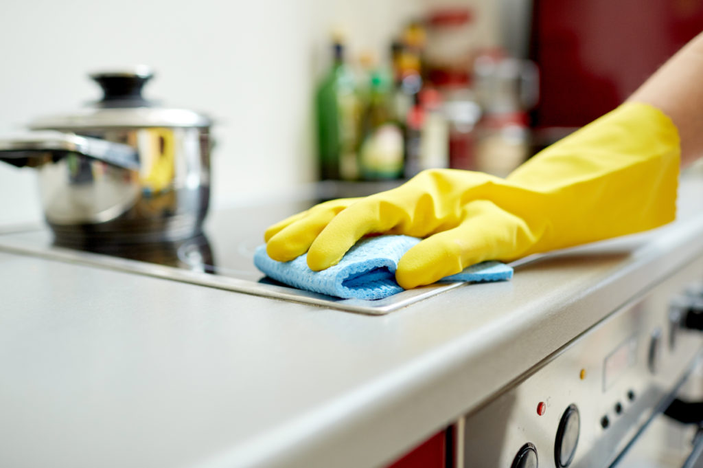 Die Belastung der Wohnung mit Mikroorganismen hängt maßgeblich vom Wohnort und den Mitbewohnern ab. (Bild: Syda Productions/fotolia.com)