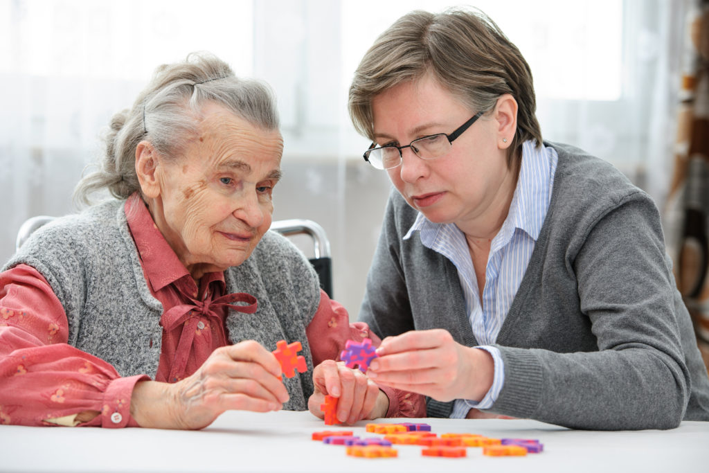 Die Pflege von Familienangehrigen ist oftmals mit erheblichen psychischen Belastungen verbunden. (Bild: Alexander Raths/fotolia.com)