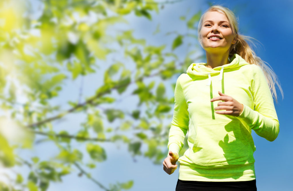 Insbesondere bei Outdoor-Sportarten sollte auf die richtige Kleidung geachtet werden. (Bild: Syda Productions/fotolia.com)