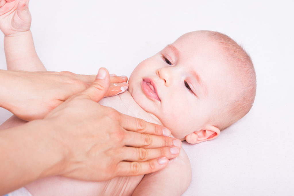 Zur Pflege der Babyhaut braucht es eine teuren Cremes oder Öle. (Bild: drubig-photo/fotolia.com)