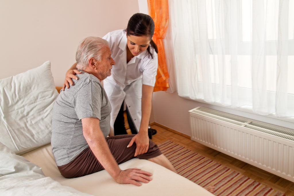 Regelmäßige Positionswechsel sind bei der Pflege dringend zu beachten, um die Entstehung von Druckgeschwüren zu vermeiden. (Bild: Gina Sanders/fotolia.com)
