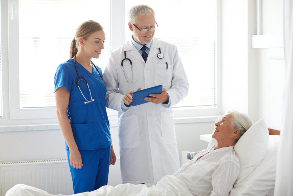 Seniorinnen und Senioren sollten vermehrt bei medizinischen Studien berücksichtigt werden. (Bild: Syda Productions/fotolia.com)
