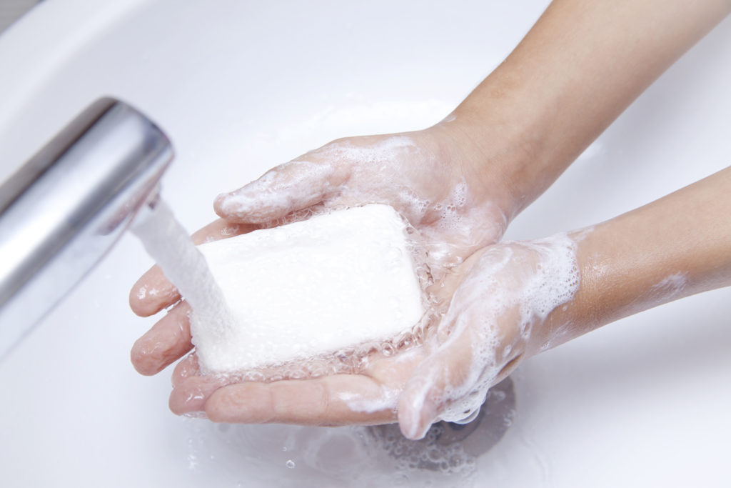 Antibakterielle Seife ist überflüssig und sogar schädlich. Bild: ellisia - fotolia