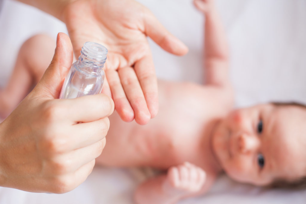 Babyhaut reagiert sehr empfindlich auf übermäßige Pflege. (Bild: petunyia/fotolia.com)