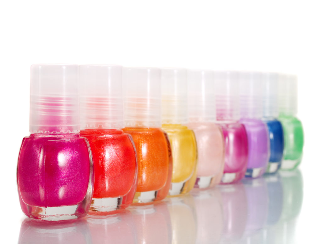 Bestimmte Inhaltsstoffe im Nagellack erhöhen das Risiko von Übergewicht. (Bild: ivanmateev/fotolia.com)