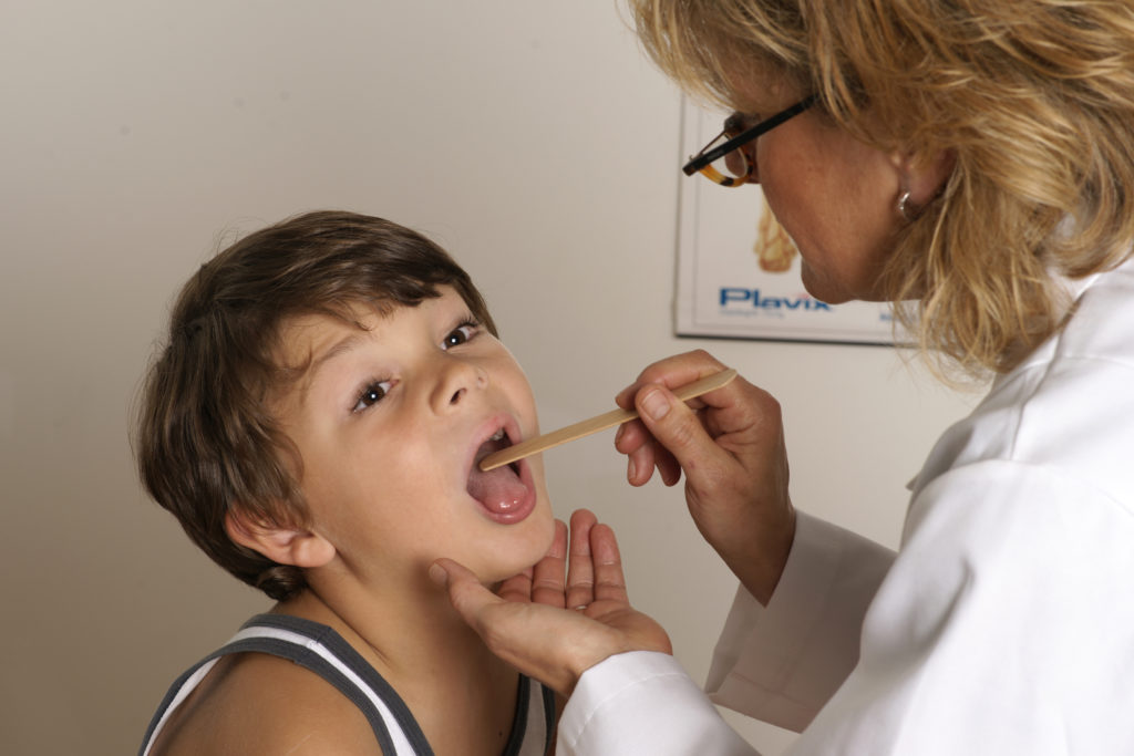 Mandeloperationen sollten erst nach erfolglosen Behandlungsversuchen mit Antibiotika in Betraacht gezogen werden, doch erfolgt oftmals eine Entfernung ohne vorherige Antibiotika-Therapie. (Bild: Matthias Stolt/fotolia.com)