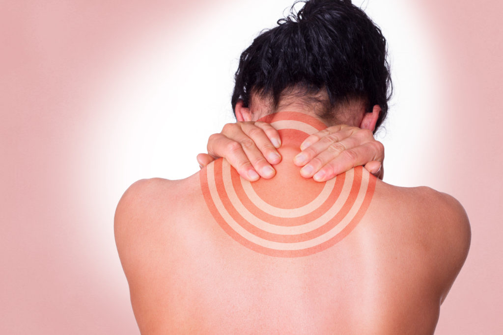 Nackenschmerzen können verschiedene Ursachen haben. Bild: Kzenon - fotolia