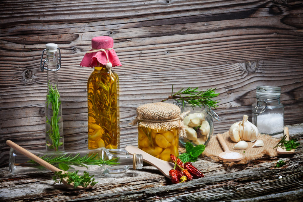In selbst hergestellten Kräuterölen können sich bei der Lagerung gefährliche Bakterien vermehren. (Bild: fotoknips/fotolia.com)