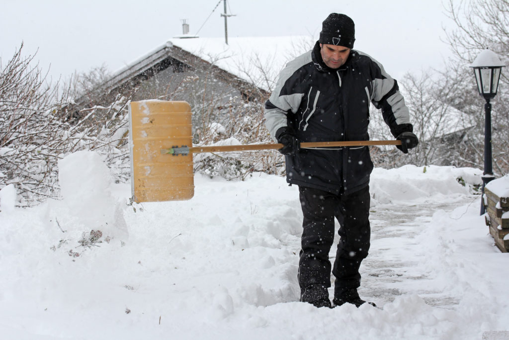 Achtung beim Schneeschaufel: Erhöhtes Herz-Kreislauf-Risiko