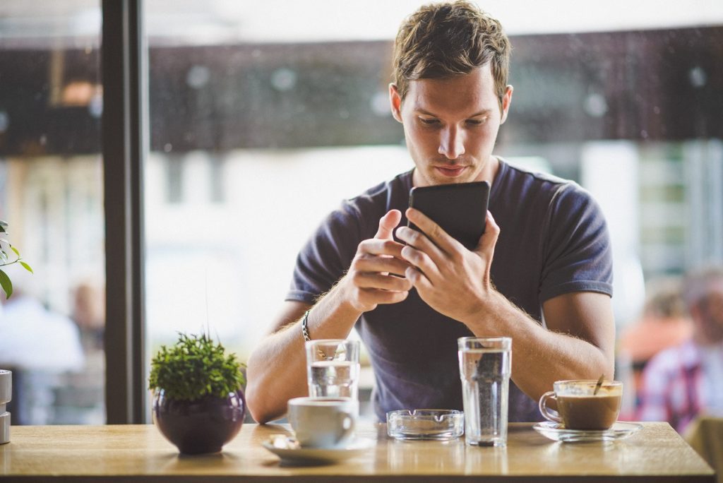 Kurzsichtigkeit durch dauerhafte Smartphone-Nutzung. Bild: clownbusiness - fotolia