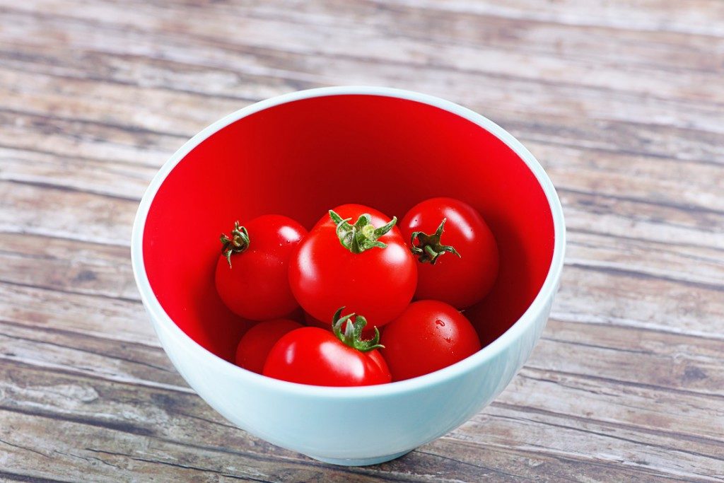Der grüne Strunk sollte nach Möglichkeit immer entfernt werden. Bild: Grünen Tomatenstrunk besser entfernen. Bild: myFood - fotolia