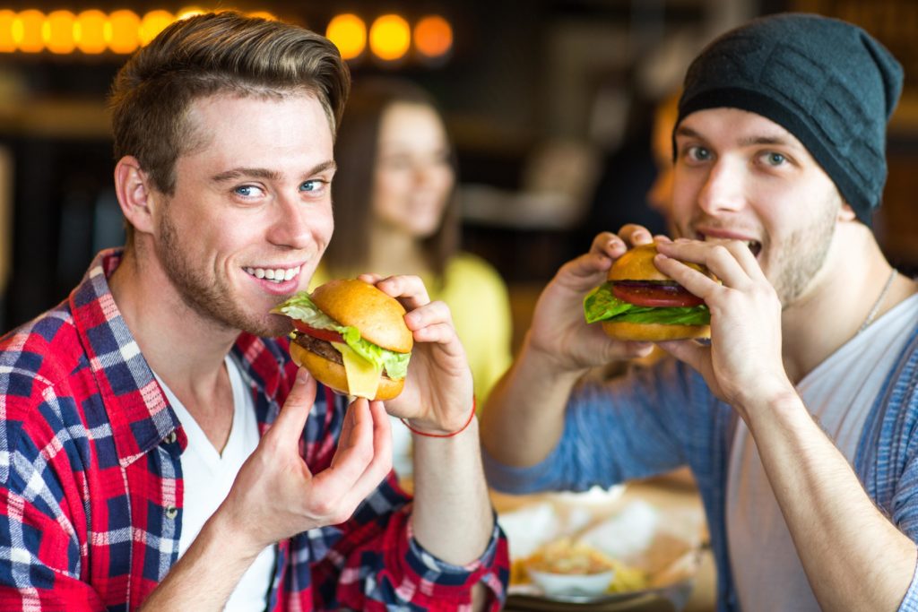 In Zukunft können die klassischen Burger durch Insektenburger ersetzt werden. (Bild: mintybear/fotolia.com)