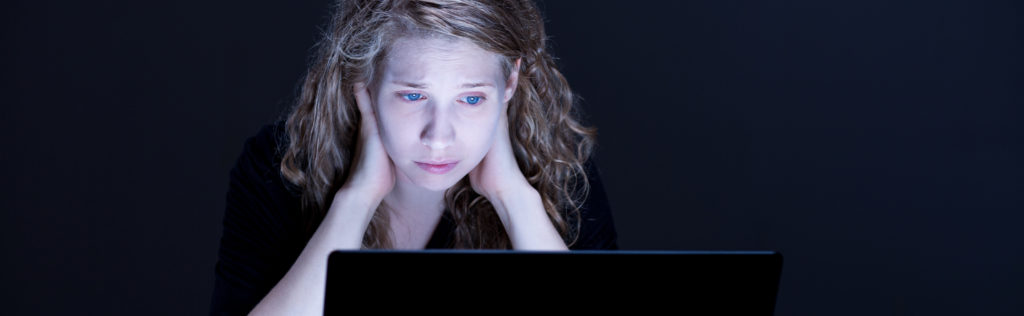 Zwar sind Jungen häufiger von eienr Internetsucht betroffen, doch auch viele Mädchen zeigen eindeutige Hinweise uf ein Suchtverhalten. (Bild: Photographee.eu/fotolia.com)