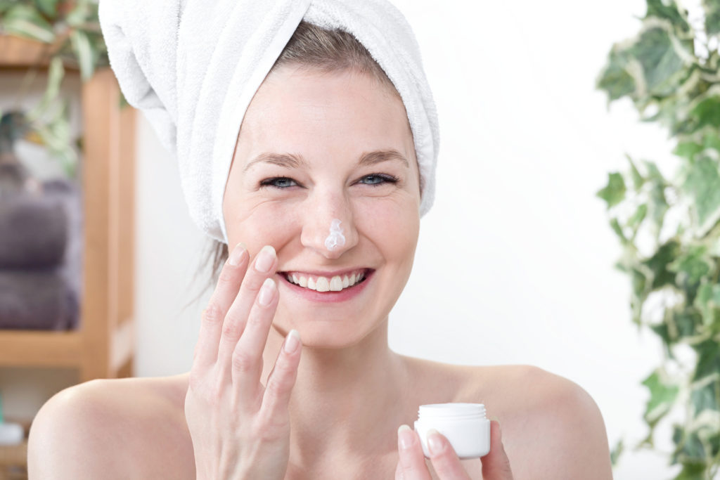 Weiterhin enthalten viele Kosmetikprodukte äußerst bedenkliche hormonell wirksame Substanzen. (Bild: pagnacco/fotolia.com)