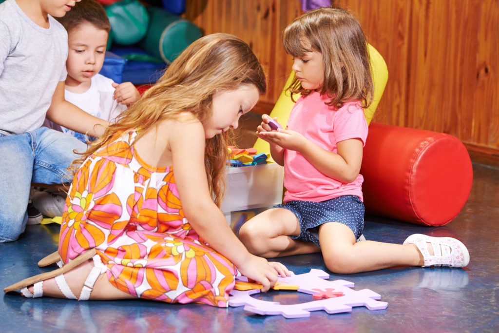 Die Luftverschmutzung in Innenräumen kann insbesondere bei Kindern leicht zu Beschwerden führen. (Bild: Robert Kneschke/fotolia.com)