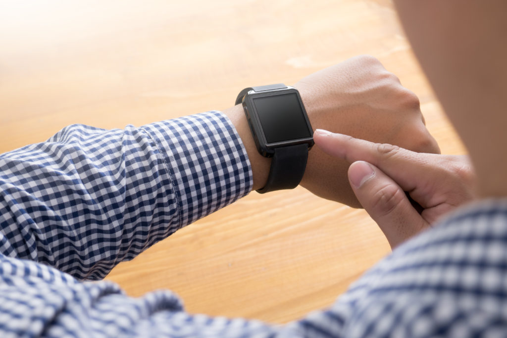Ein Kanadier verdankt einer Apple Watch sein Leben. Der 62-Jährige erkannte dank der Pulsmessfunktion einen Herzinfarkt. (Bild: one photo/fotolia.com)