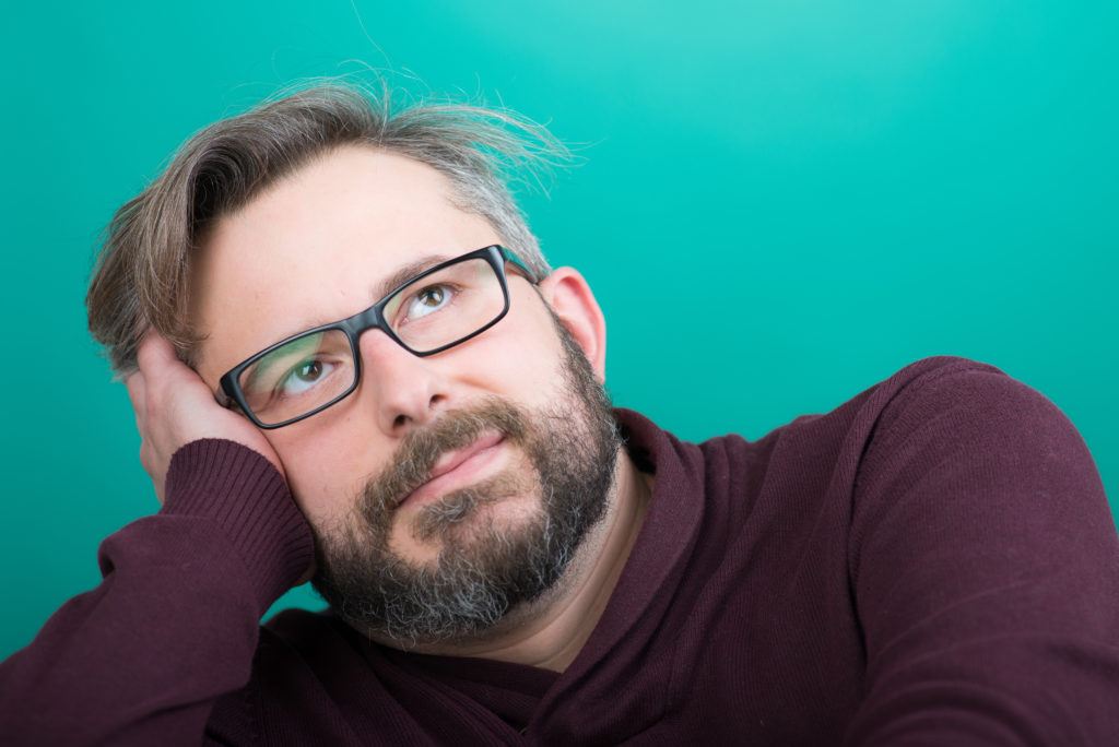 Manche Menschen kriegen schon in relativ jungen Jahren graue Haare. Die Ursache hierfür liegt offenbar in den Genen. (Bild: Picture-Factory/fotolia.com)