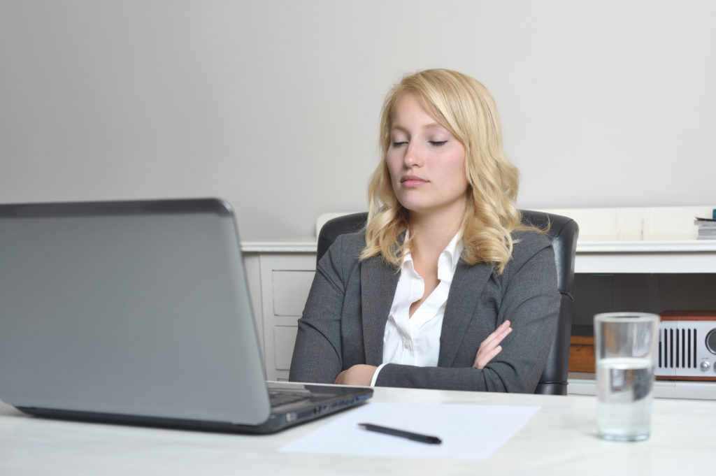 Auch in sitzender Position kann ein kurzes Nickerchen im Büro gehalten werden, das neue Energie für den restlichen Tag spendet. (Bild: peterruter/fotolia.com)