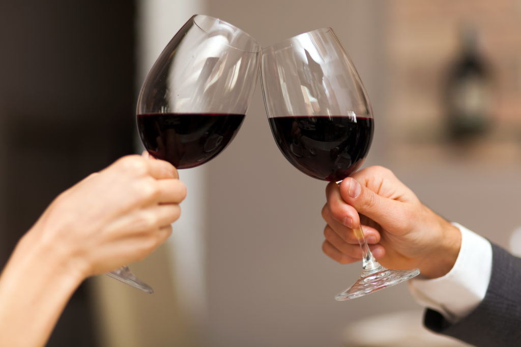 In einem Foto-Projekt wird deutlich, wie sich die Gesichtszüge durch Alkoholkonsum verändern. (Bild: Minerva Studio/fotolia.com)