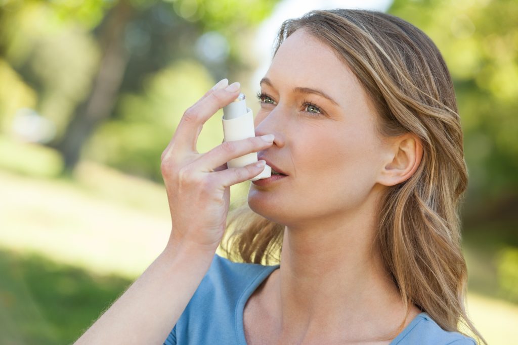 Wissenschaftler fanden heraus, dass Yoga Asthmatikern helfen könnte, ihre Lebensqualität zu verbessern. Durch Yoga-Übungen können Betroffene die Symptome der Erkrankung lindern. (Bild: WavebreakmediaMicro/fotolia.com)
