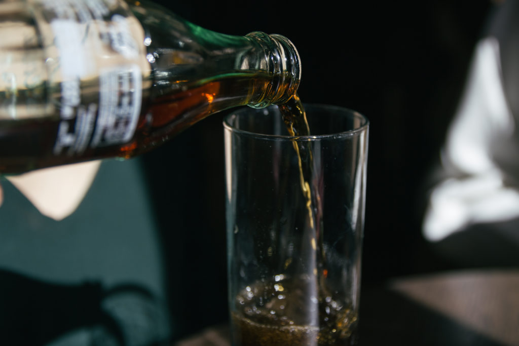 Wenn Sie gerne Cola trinken, ist Ihnen sicher bekannt, dass Cola Unmengen an Zucker beinhaltet. Wussten Sie aber auch, dass Cola Phosphorsäure enthält und oft mit unerwünschten Schadstoffen belastet ist? (Bild aglphotography/fotolia.com)