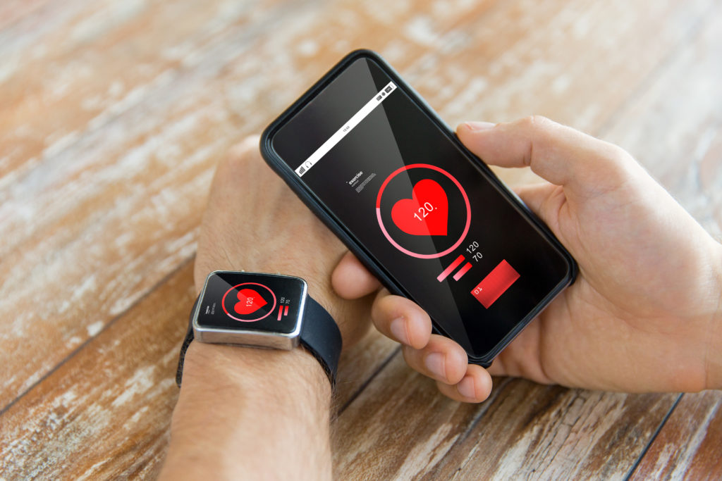 Blutdruck messen, Kalorien zählen, an Medikamente erinnern: Immer mehr Menschen nutzen Apps, die der Gesundheit dienen sollen. Zum Teil bergen sie auch Risiken, warnt das Bundesgesundheitsministerium. (Bild: Syda Productions/fotolia.com)