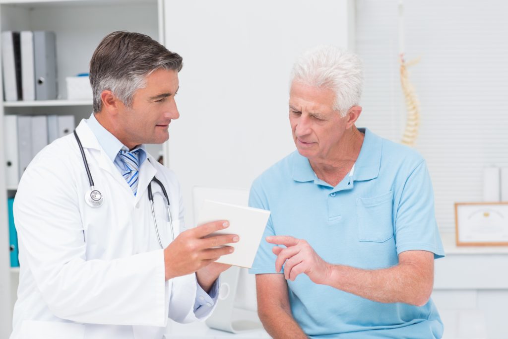 Einer aktuellen Studie zufolge fühlt sich mehr als die Hälfte der Deutschen von der Informationsflut zu Gesundheitsthemen überfordert. Der "Nationale Aktionsplan Gesundheitskompetenz" soll dem Problem entgegenwirken. (Bild: WavebreakmediaMicro/fotolia.com)