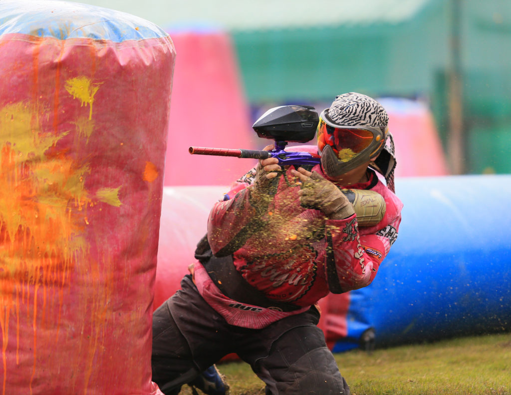 Beim Paintball handelt es sich um einen taktischen Teamsport. Die Teilnehmer versuchen sich dabei mit Farbkugeln zu markieren. Diese werden dafür aus speziellen Markierern verschossen. (Bild: tor1d/fotolia.com)