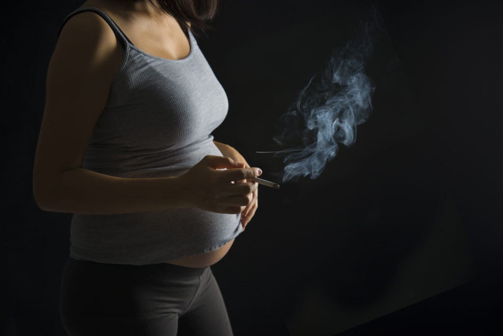 Schwangere Frauen sollten keinesfalls rauchen, so schützen sie ihre ungeborenen Kinder vor schwerwiegenden Erkrankungen von Körper und Geist. (Bild: wong yu liang/fotolia.com)