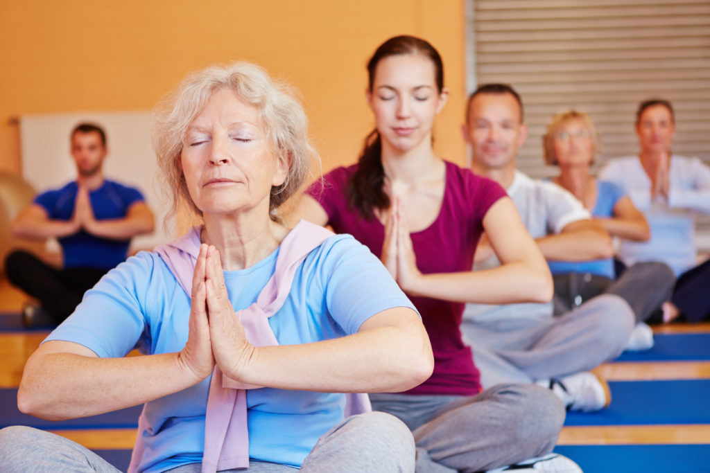 Die indische Lehre Yoga wird auch in Europa immer beliebter. Yoga ist eine der sechs klassischen Schulen (Darshanas) der indischen Philosophie. Einige meditative Formen von Yoga legen ihren Schwerpunkt auf die geistige Konzentration, andere mehr auf körperliche Übungen. (Bild: Robert Kneschke/fotolia.com)