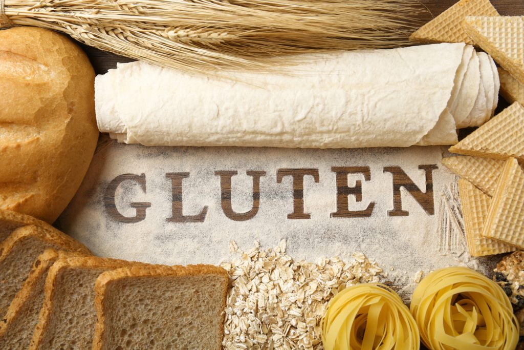 Menschen, die an Zöliakie leiden, müssen dauerhaft auf glutenhaltige Lebensmittel verzichten, um Krankheitssymptome zu vermeiden. Bei der Küchenhygiene müssen sie besonders vorsichtig sein. (Bild: Africa Studio/fotolia/com)