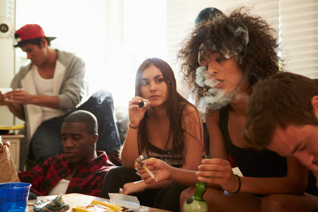 Gesundheitsexperten und Jugendschützer warnen vor den Gefahren sogenannter Legal Highs. Die Kräutermischungen können mitunter sogar zum Tode führen. (Bild: Monkey Business/fotolia.com)