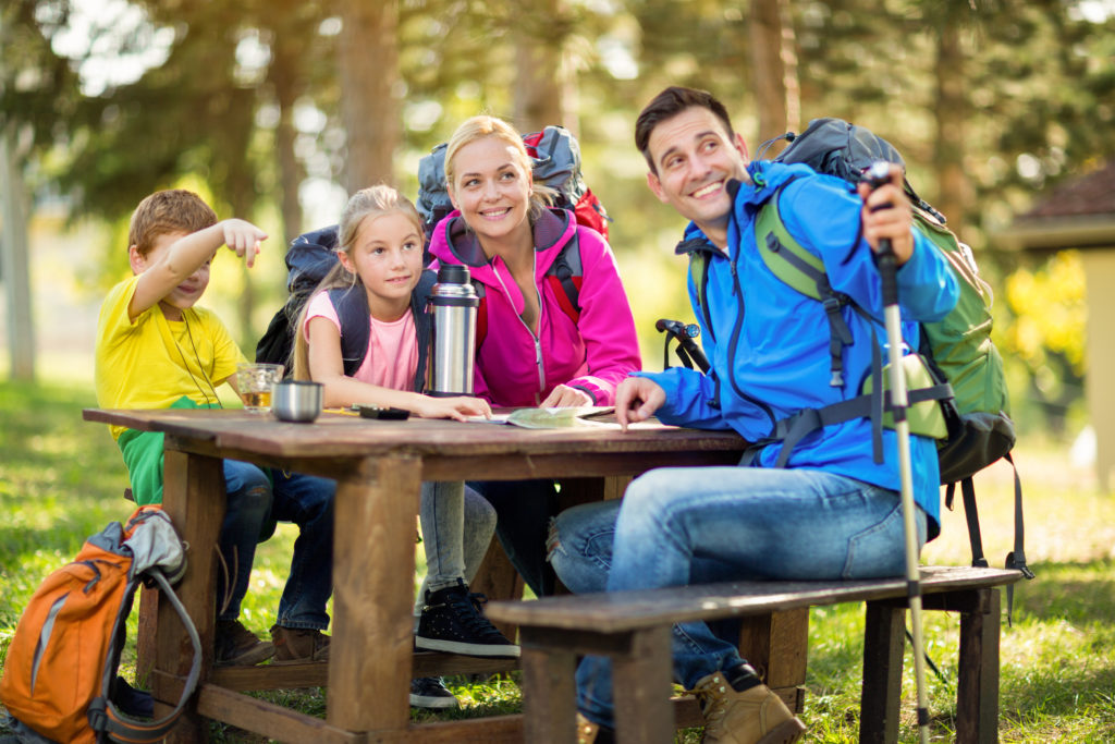 Wandern ist eine der beliebtesten Freizeitbeschäftigungen der Deutschen. Die Outdoor-Aktivität ist gesund, doch es lauern auch Gefahren. Unter anderem durch Zecken, die Krankheiten übertragen können. (Bild: Igor Mojzes/fotolia.com)