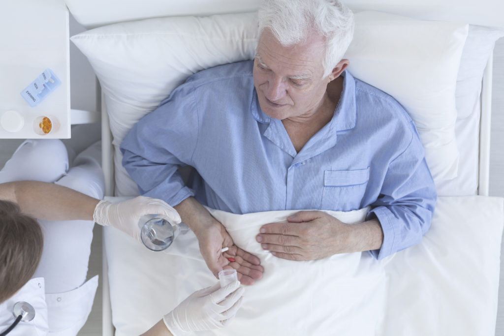 In Pflegeheimen kommt es häufig vor, dass Demenzkranke ans Fett gefesselt werden. Angehörige der Patienten wenden sich gegen diese Fixierungen. (Bild: Photographee.eu/fotolia.com)