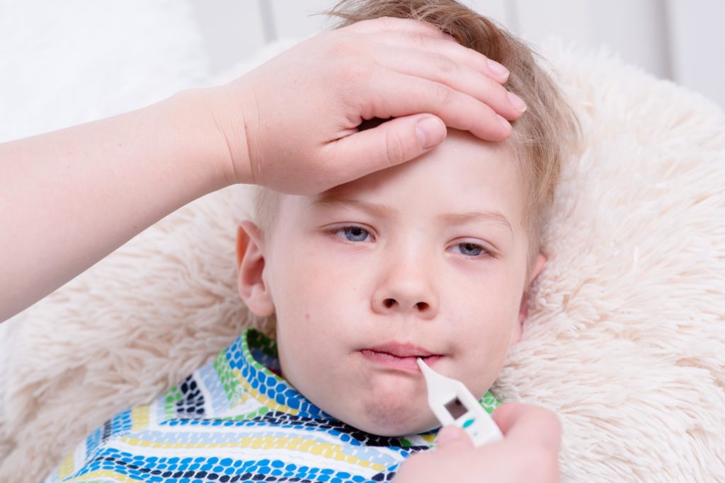 Oft werden Kinder mit Fieber unnötig in Kliniken eingewiesen oder mit Antibiotika therapier. Ein neues Forschungsprojekt soll dies ändern. (Bild: Ermolaev Alexandr/fotolia.com)