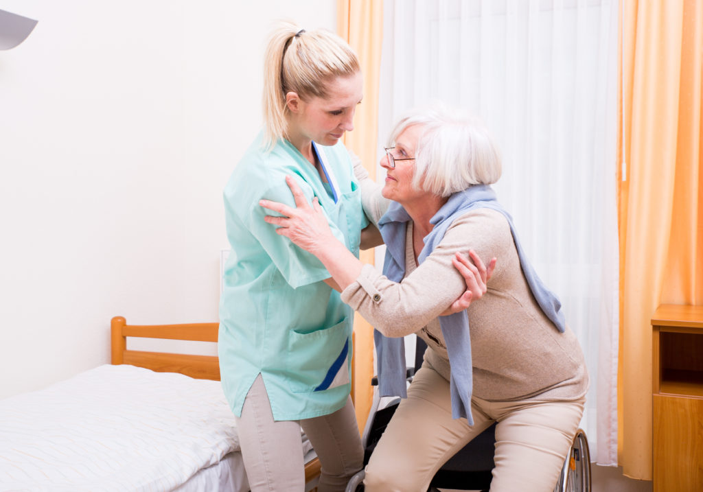 Patientenschützer fordern mehr Kontrollen ambulanter Pflegedienste. Manche von ihnen versuchen offenbar, Qualitätsprüfungen zu umgehen, indem sie dem MDK den Zugang zur Wohnung des Pflegebedürftigen versperren. (Bild: drubig-photo/fotolia.com)