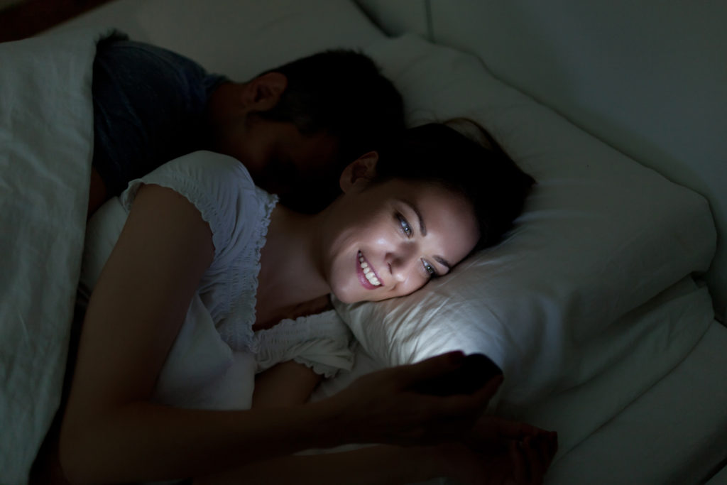 Das Smartphone ist für viele Menschen aus ihrem Alltag kaum noch wegzudenken. Selbst im nächtlichen Schlafzimmer ist es oft noch an. Doch Menschen, die im Dunkeln auf das helle Display schauen, können sogar kurzzeitig erblinden. (Bild: Ana Blazic Pavlovic/fotolia.com)